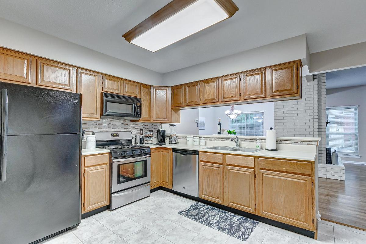 Pool & Spa! Whimsical Heart of The Woodlands - Housity