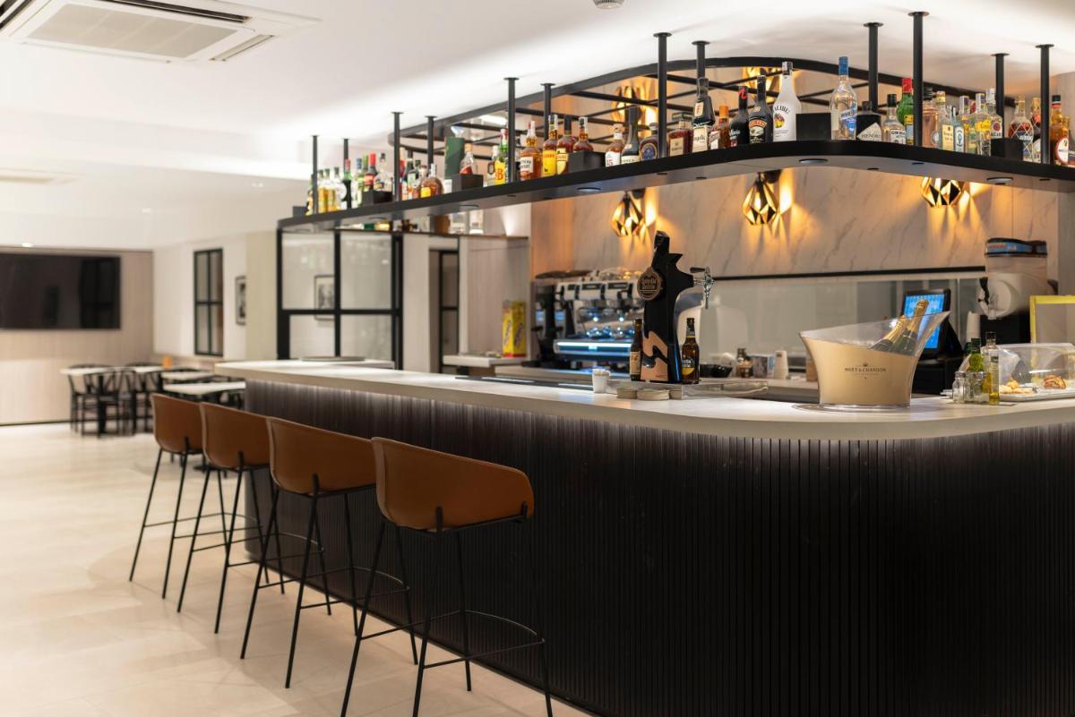 El salón o zona de bar de Alfons Hotel