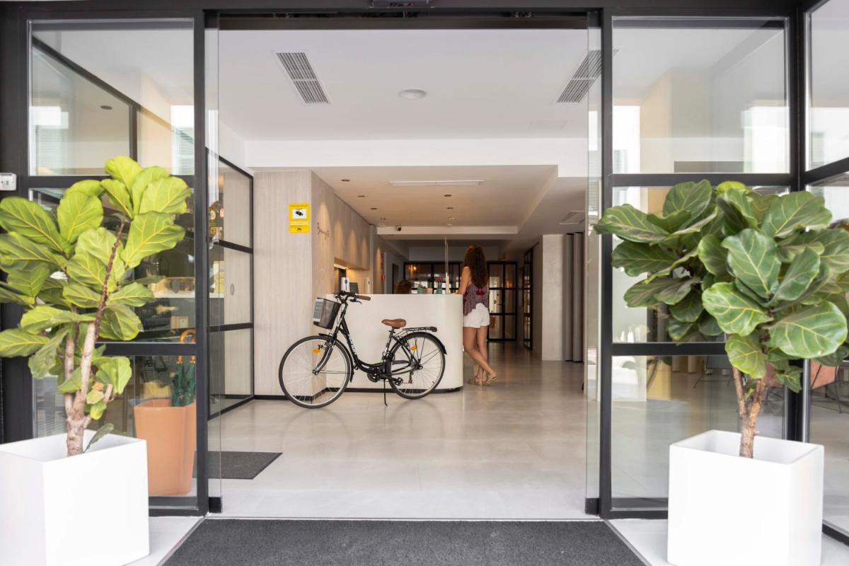 Montar en bicicleta en Alfons Hotel o alrededores