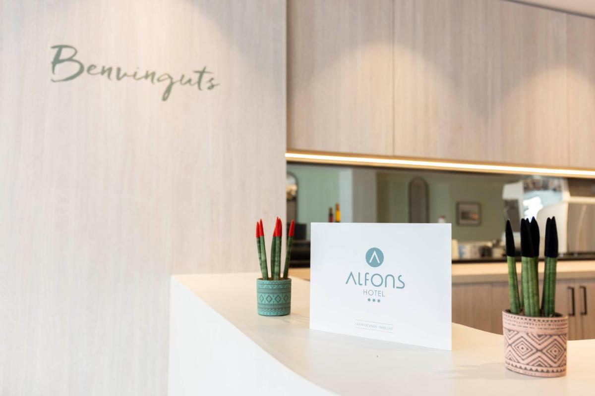 Certificado, premio, señal o documento que está expuesto en Alfons Hotel