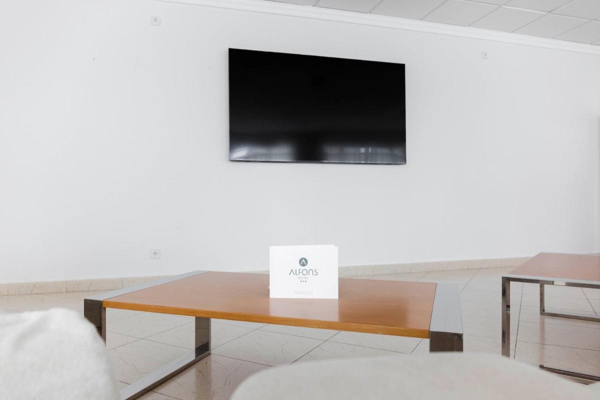 Una televisión o centro de entretenimiento en Alfons Hotel