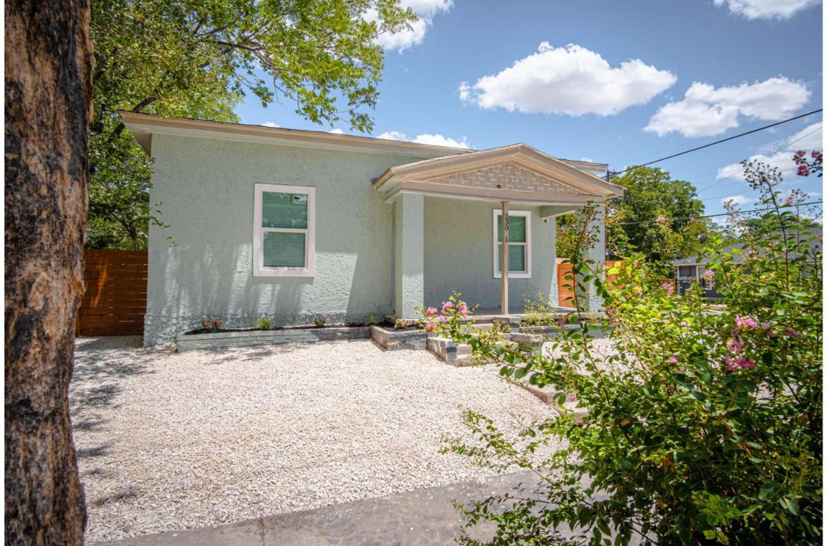Cozy and Lovely 2BR 2BA Apt#A Near Lively Downtown - Housity