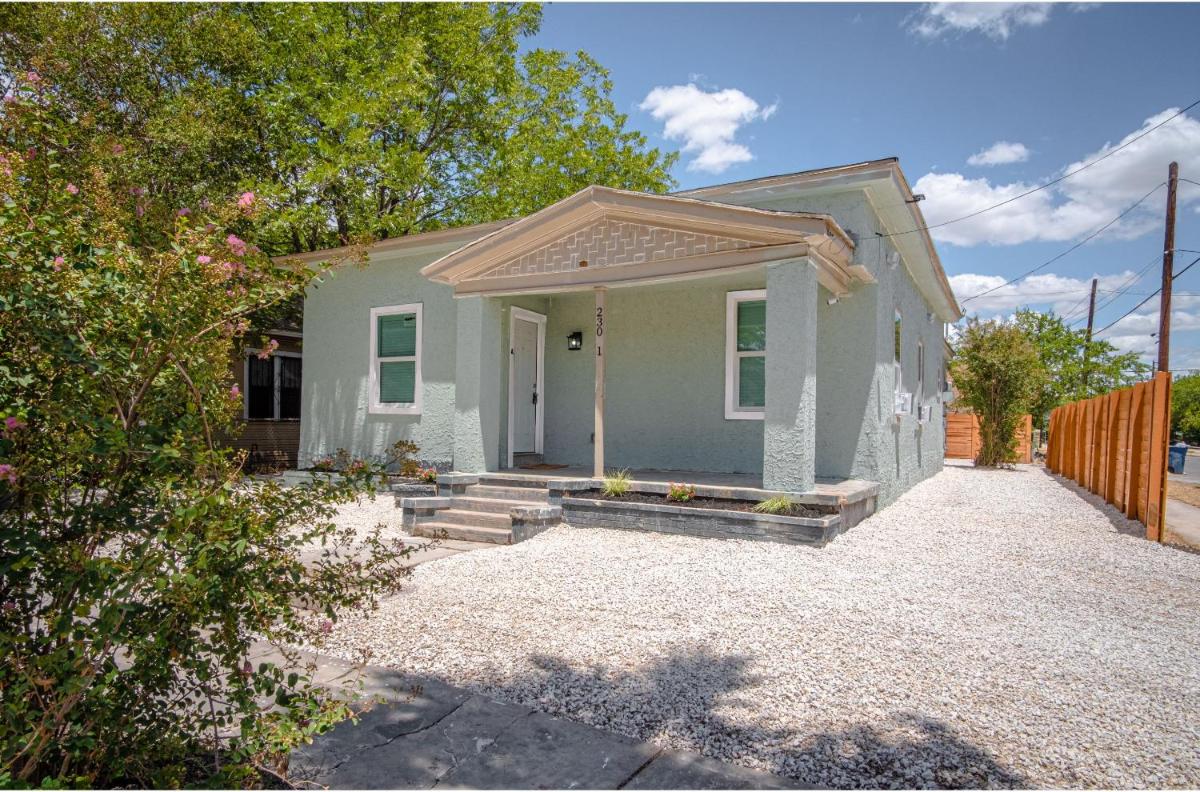 Cozy and Lovely 2BR 2BA Apt#A Near Lively Downtown - Housity