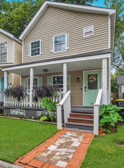 New Cheerful Renovated Home - 5 Min to Downtown! - Housity