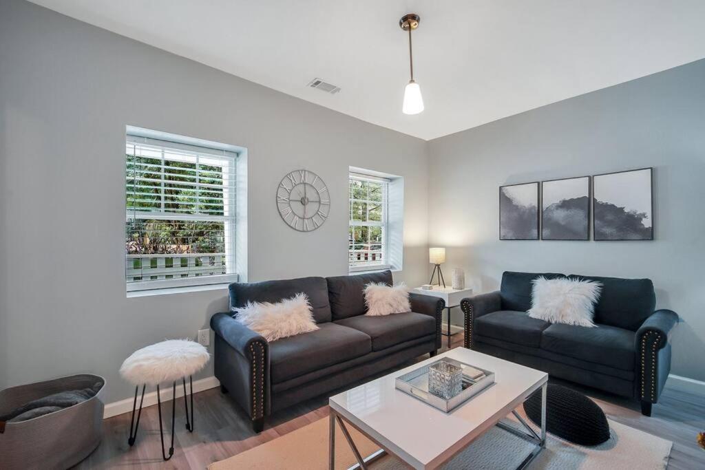 New Cheerful Renovated Home - 5 Min to Downtown! - Housity