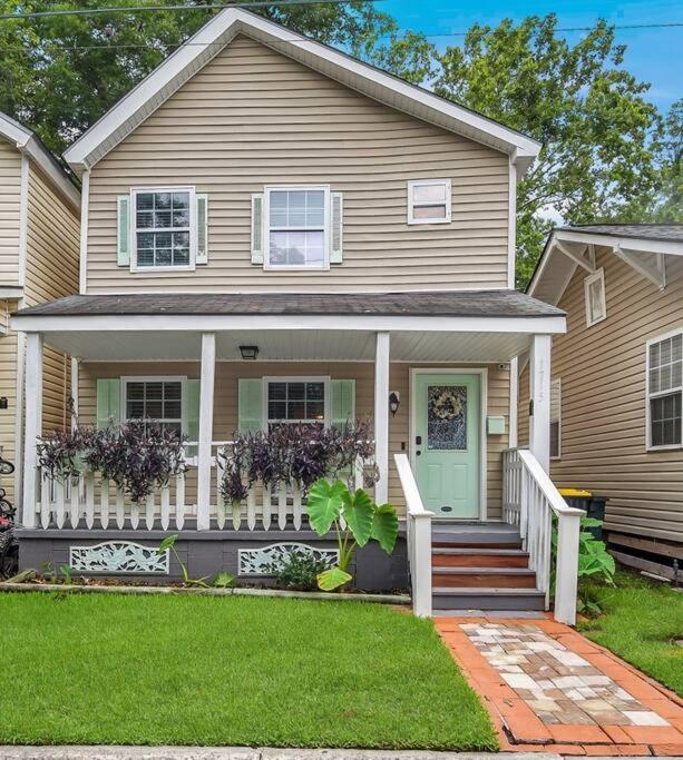 New Cheerful Renovated Home - 5 Min to Downtown! - Housity