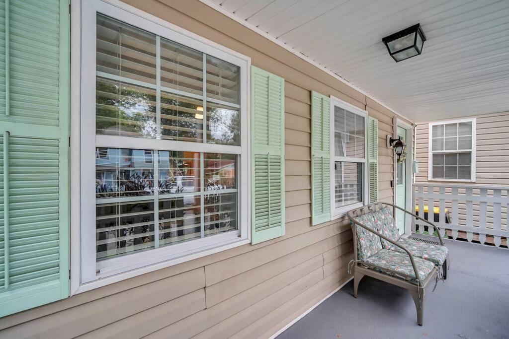 New Cheerful Renovated Home - 5 Min to Downtown! - Housity