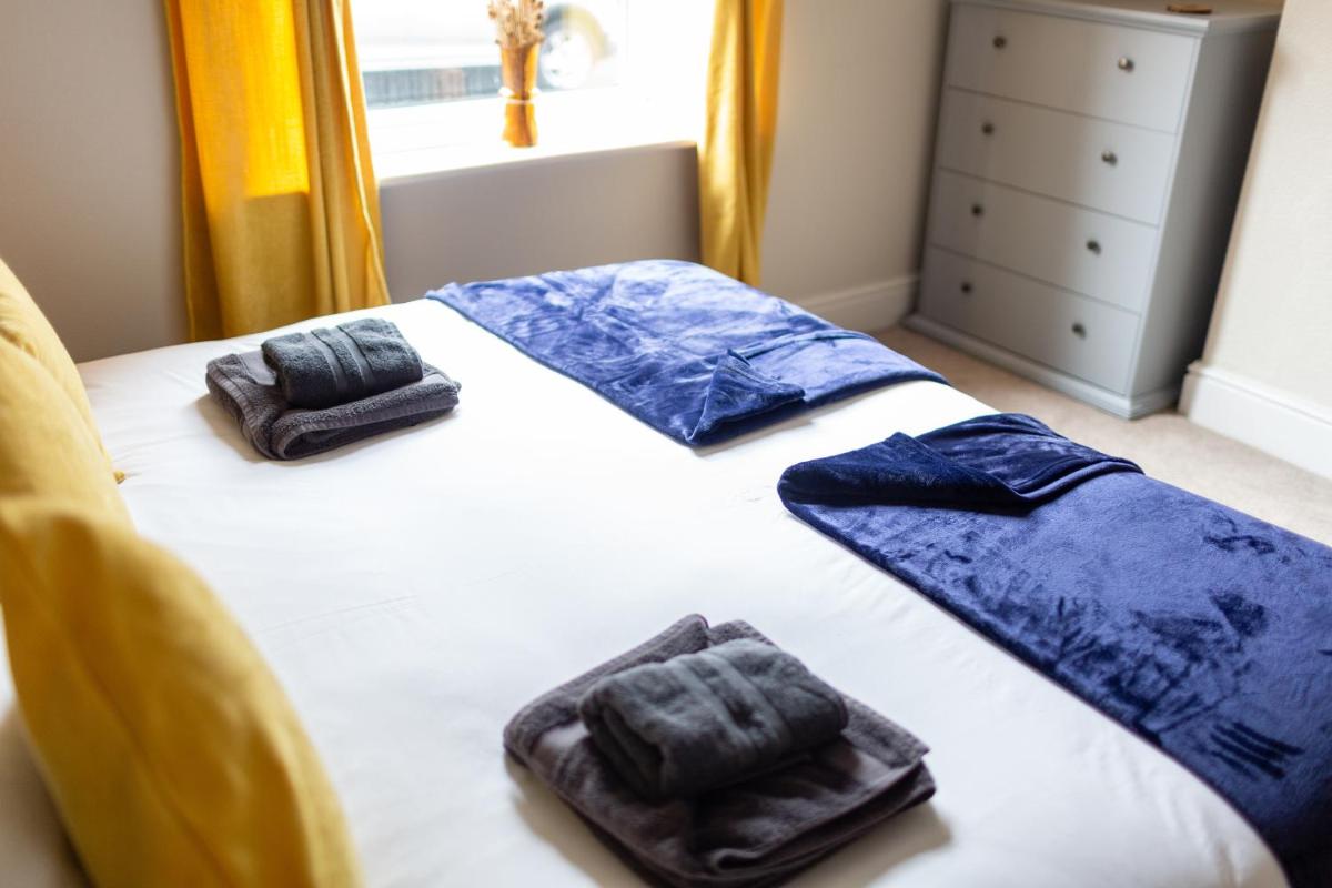 Russell House, Large townhouse spacious and modern with ground floor bedroom and shower room and free parking - Housity