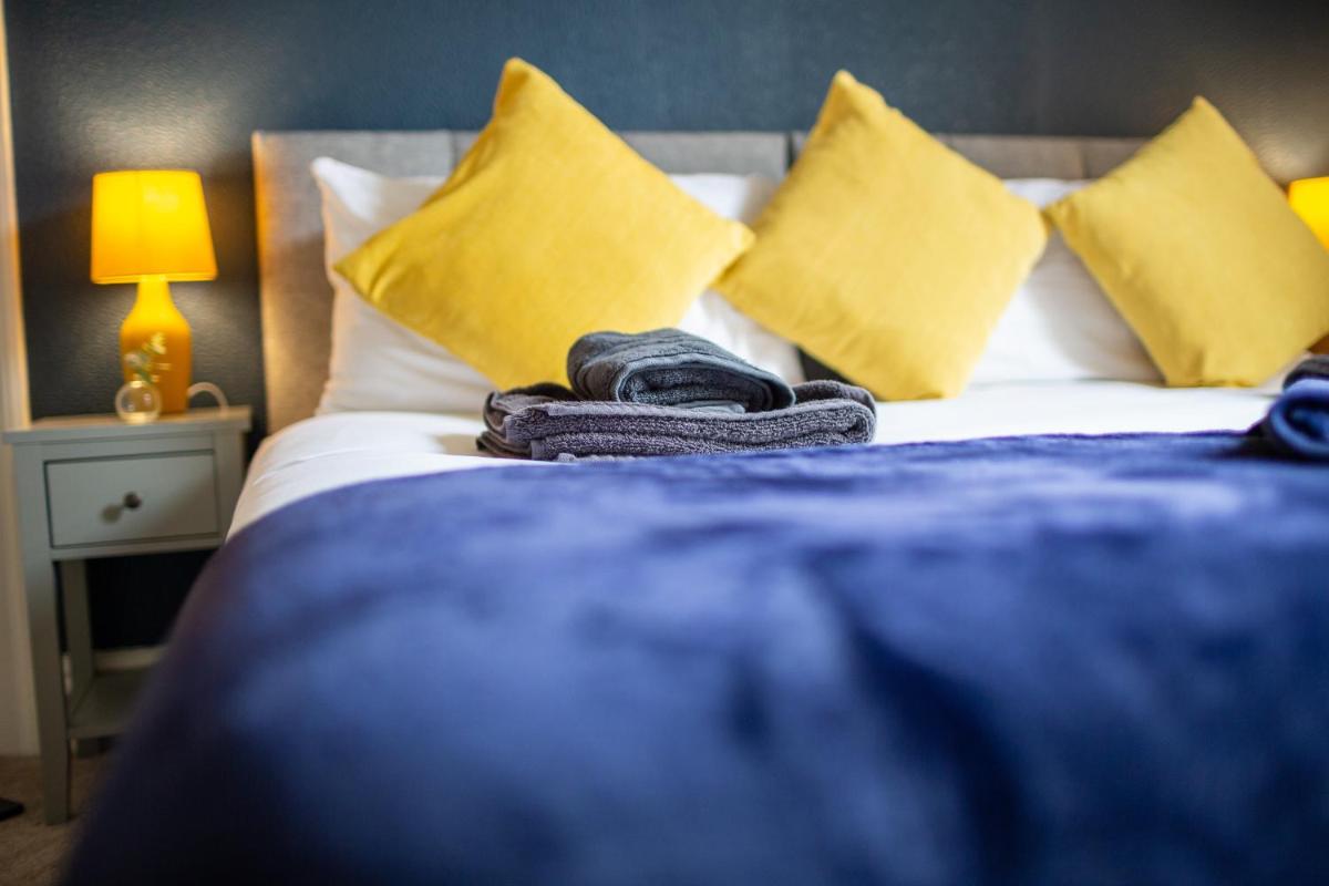 Russell House, Large townhouse spacious and modern with ground floor bedroom and shower room and free parking - Housity