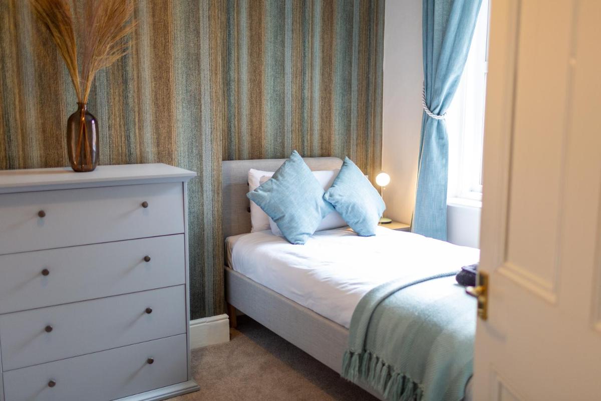 Russell House, Large townhouse spacious and modern with ground floor bedroom and shower room and free parking - Housity