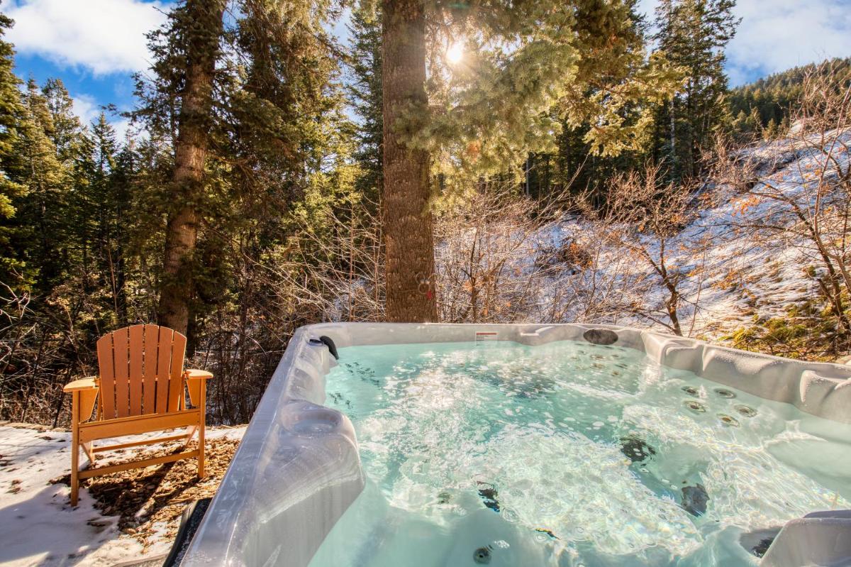 Silver Hollow by AvantStay Gorgeous Secluded Park City Home w Hot Tub and Pine Tree Views - Housity