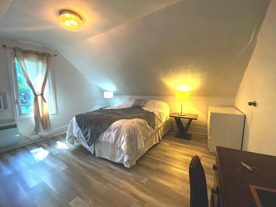 Cozy 3-Bedroom House in Historic Town/Free Parking - Housity