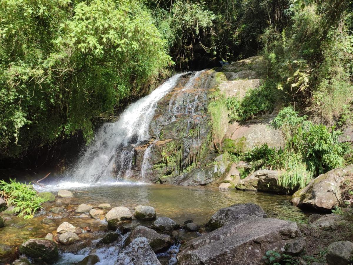 Chalé das Montanhas - Cachoeira particular dentro da hospedagem - Housity