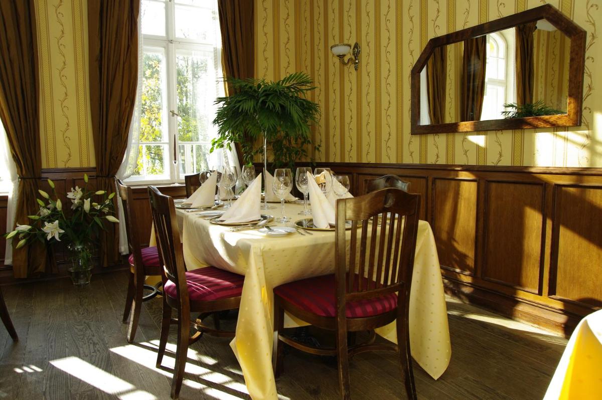 Pensjonat - Restauracja Żółty Domek - Housity