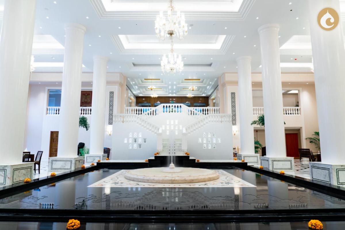 a large lobby with a fountain in the middle at Clarks Avadh in Lucknow