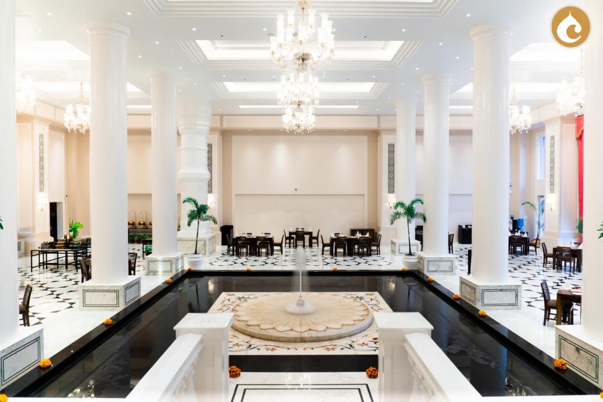 a large banquet hall with a fountain in the middle at Clarks Avadh in Lucknow