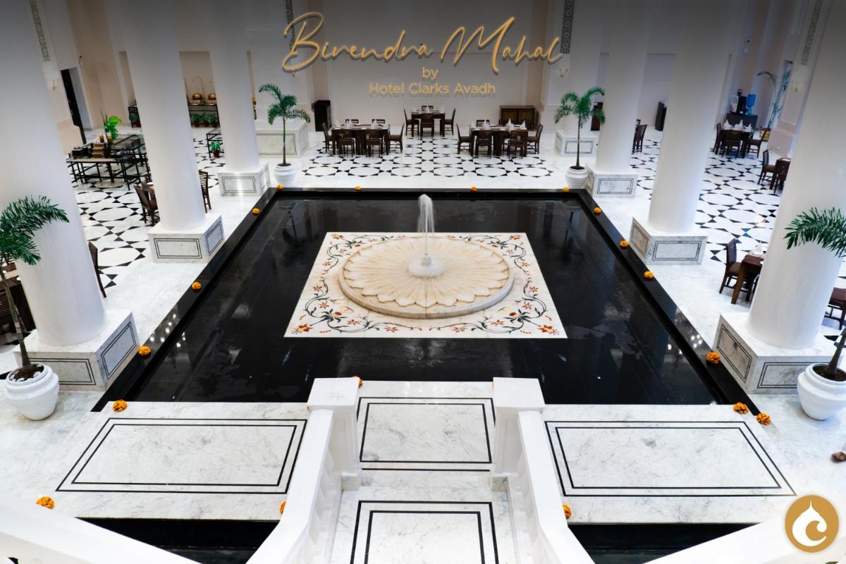 a large banquet hall with a fountain in the middle at Clarks Avadh in Lucknow