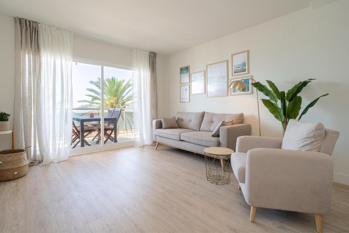 Coral Beach by Pat - Housity