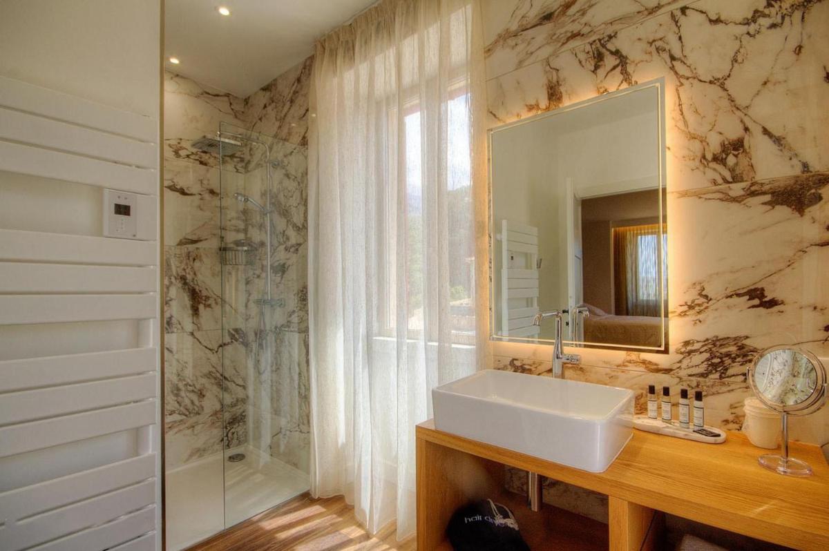 Salle de bains dans l'établissement Hôtel Casale Olmia