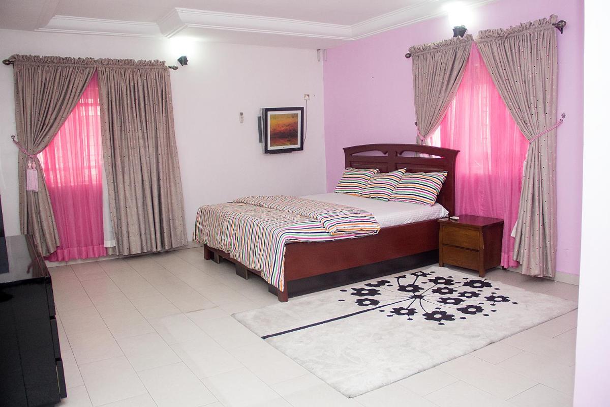 Suitetrails - SMART APARTMENT - 4-bedroom Short-Stay home in a secured location