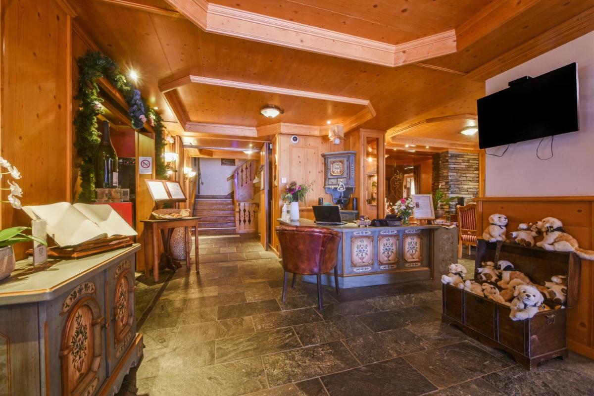 une grande pièce avec des murs en bois et un hall avec des ours en peluche dans l'établissement Hôtel Macchi Restaurant & Spa, à Châtel