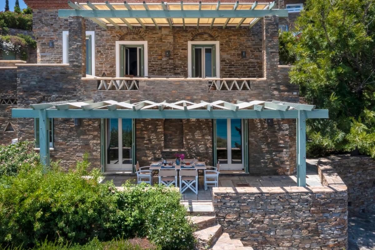 Sun-rock house by the sea - Housity