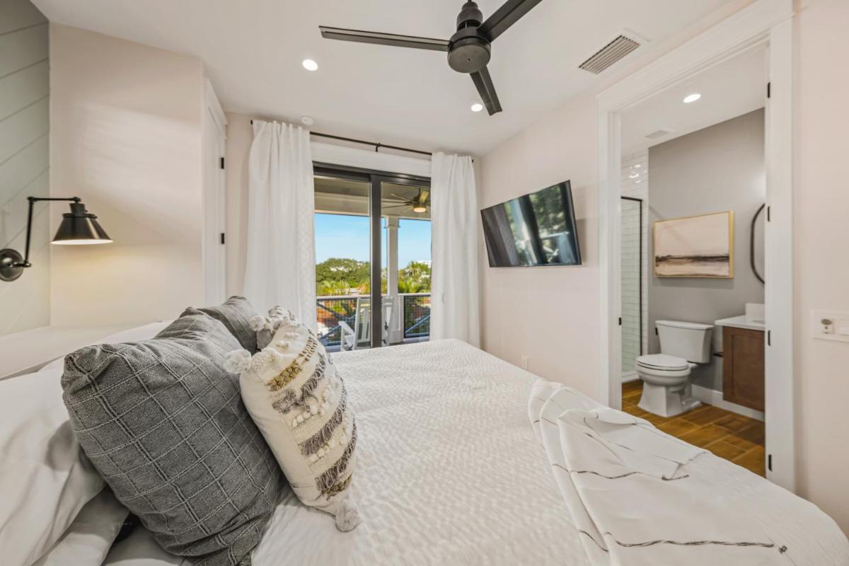 Crescent Beach House - Housity