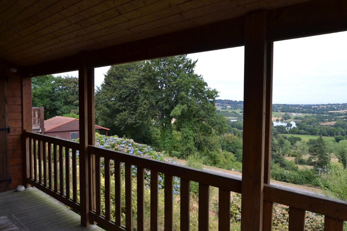 Beautiful lake view 3 bedroom chalet. - Housity