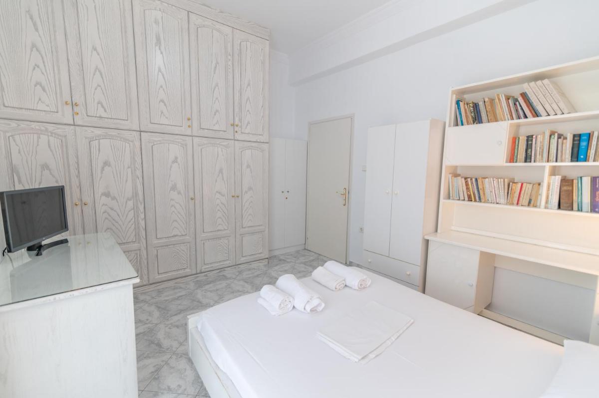 Evangelia's Mansion - Housity