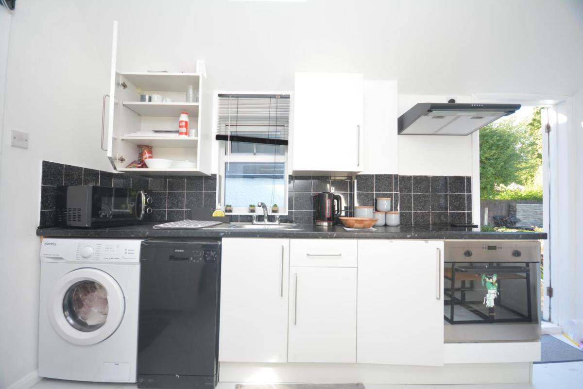 Adorable 1 bedroom guest house with free parking. - Housity