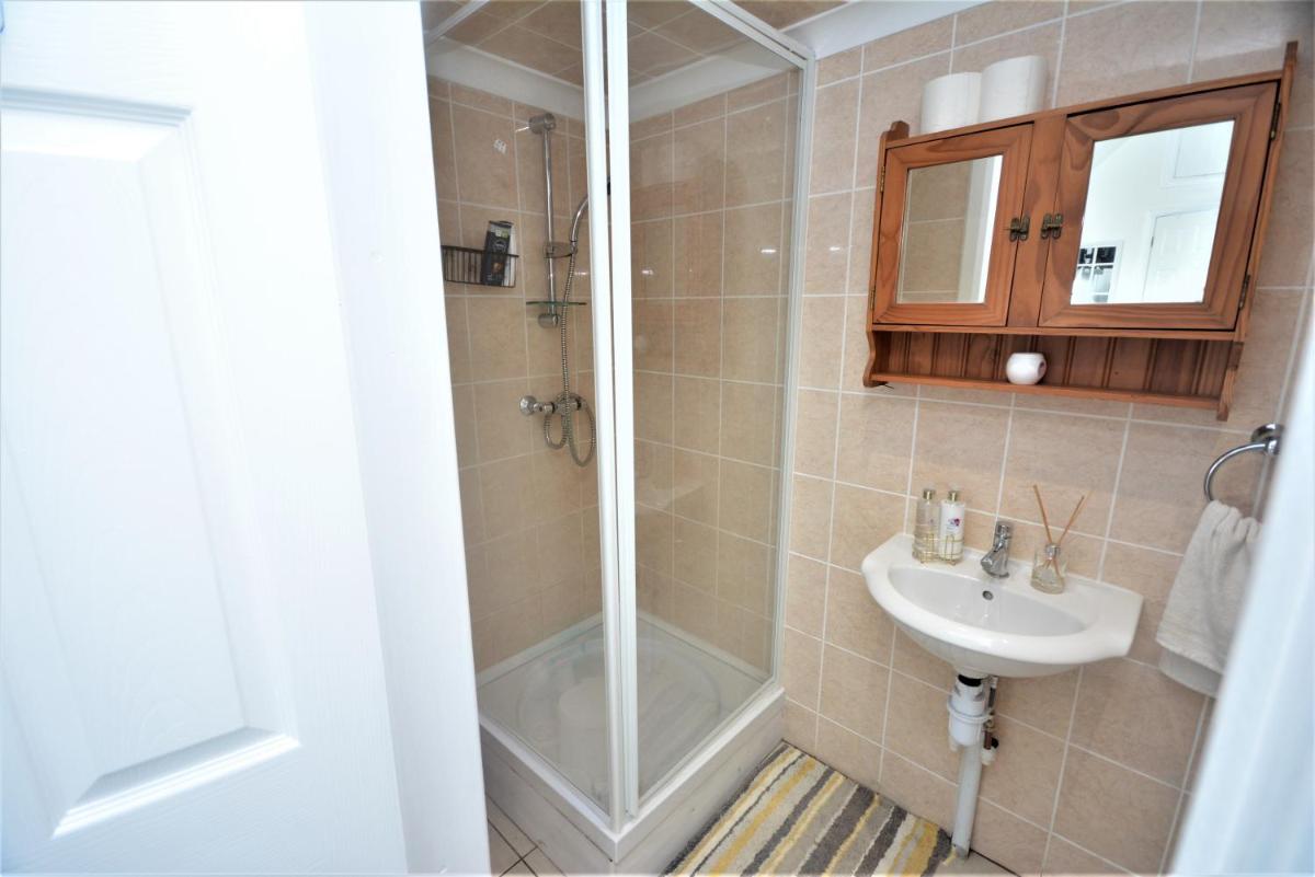 Adorable 1 bedroom guest house with free parking. - Housity