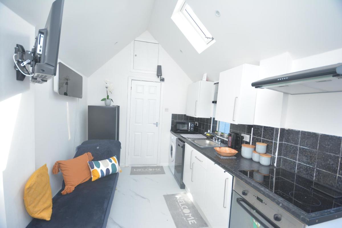 Adorable 1 bedroom guest house with free parking. - Housity