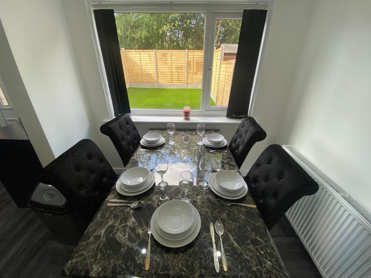 Modern 3 Bedroom Holiday Home -Jaquzzi Bath -Private Parking-Leeds City Center- Free WiFi - Housity