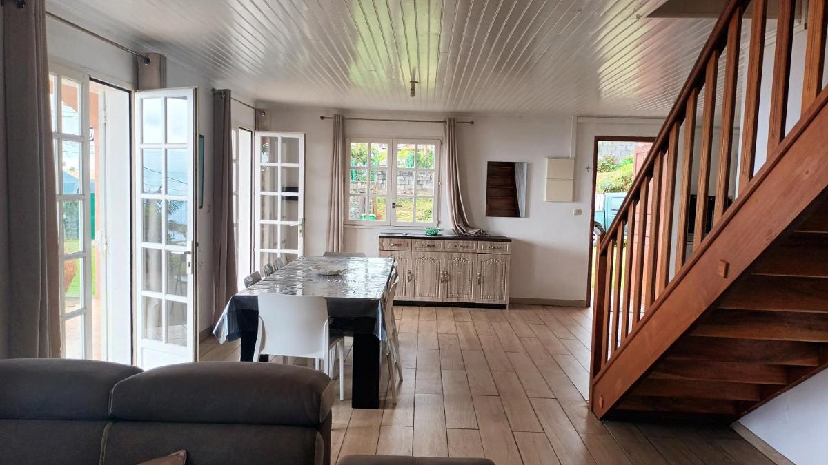 Maison de 4 chambres avec vue sur la mer jardin clos et wifi a Saint Leu - Housity