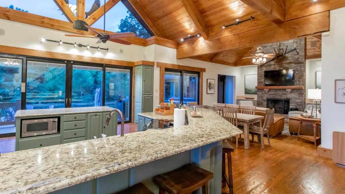 Bison View Lodge Retreat in Helen, Georgia - Housity