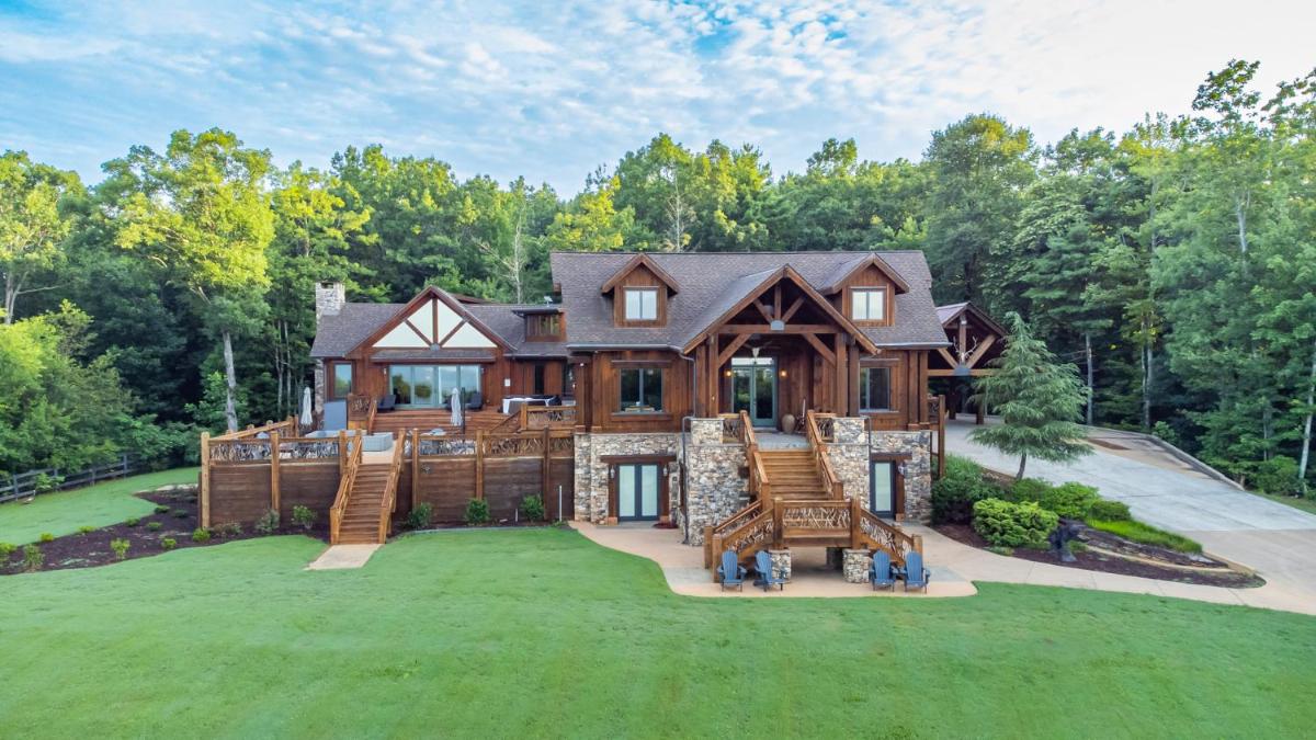 Bison View Lodge Retreat in Helen, Georgia - Housity