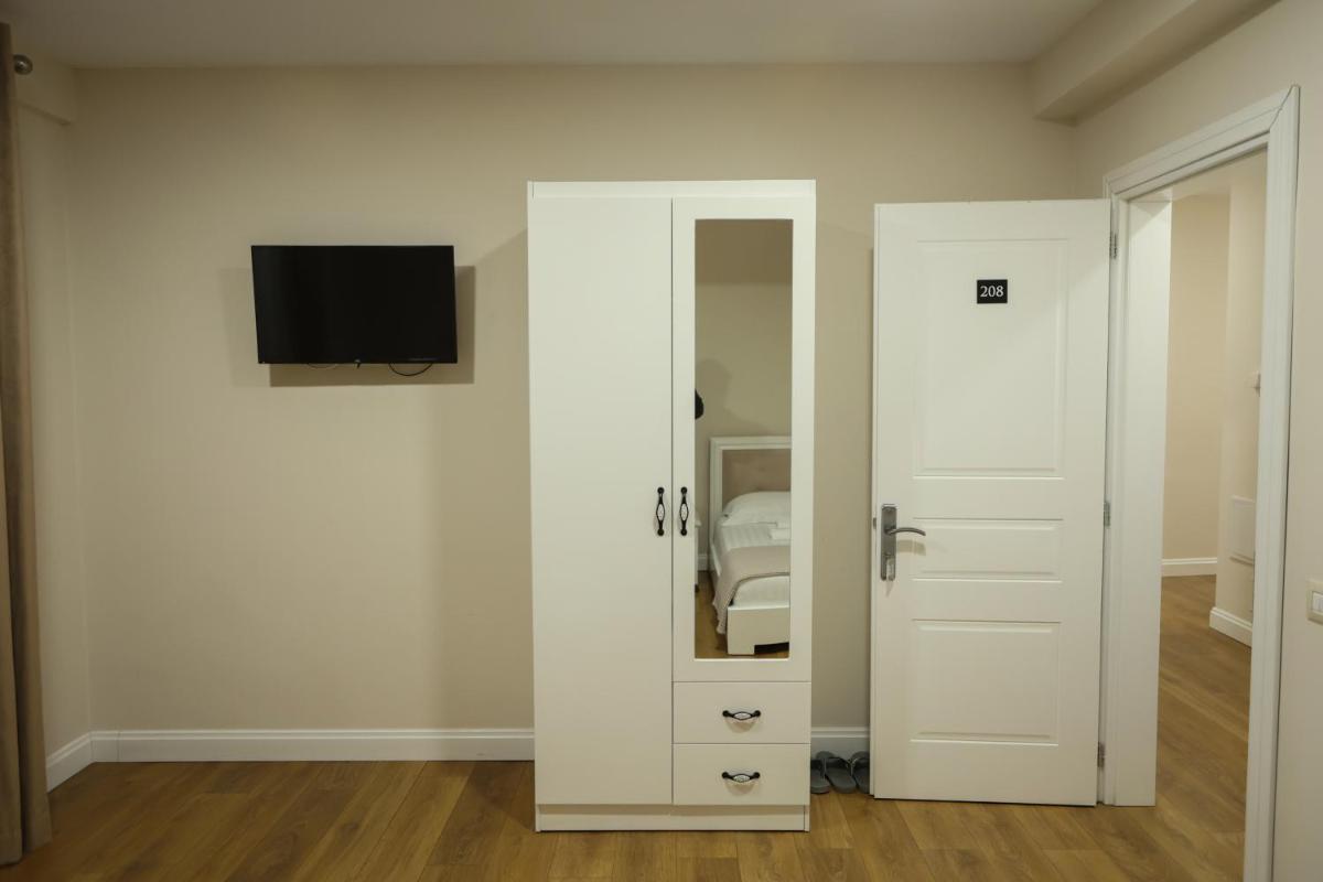 Hotel Taverna Zisi - Housity