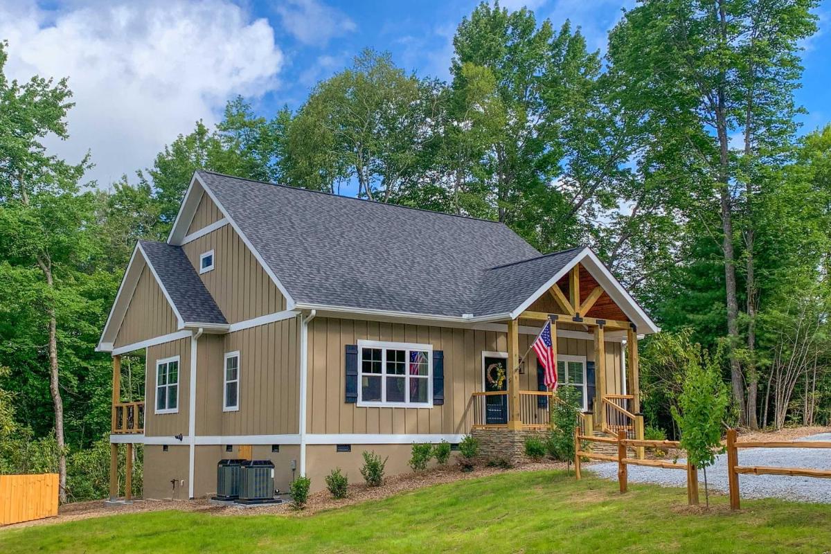 Scenic Sapphire Hideaway 5 Mi to Ski Resort! - Housity