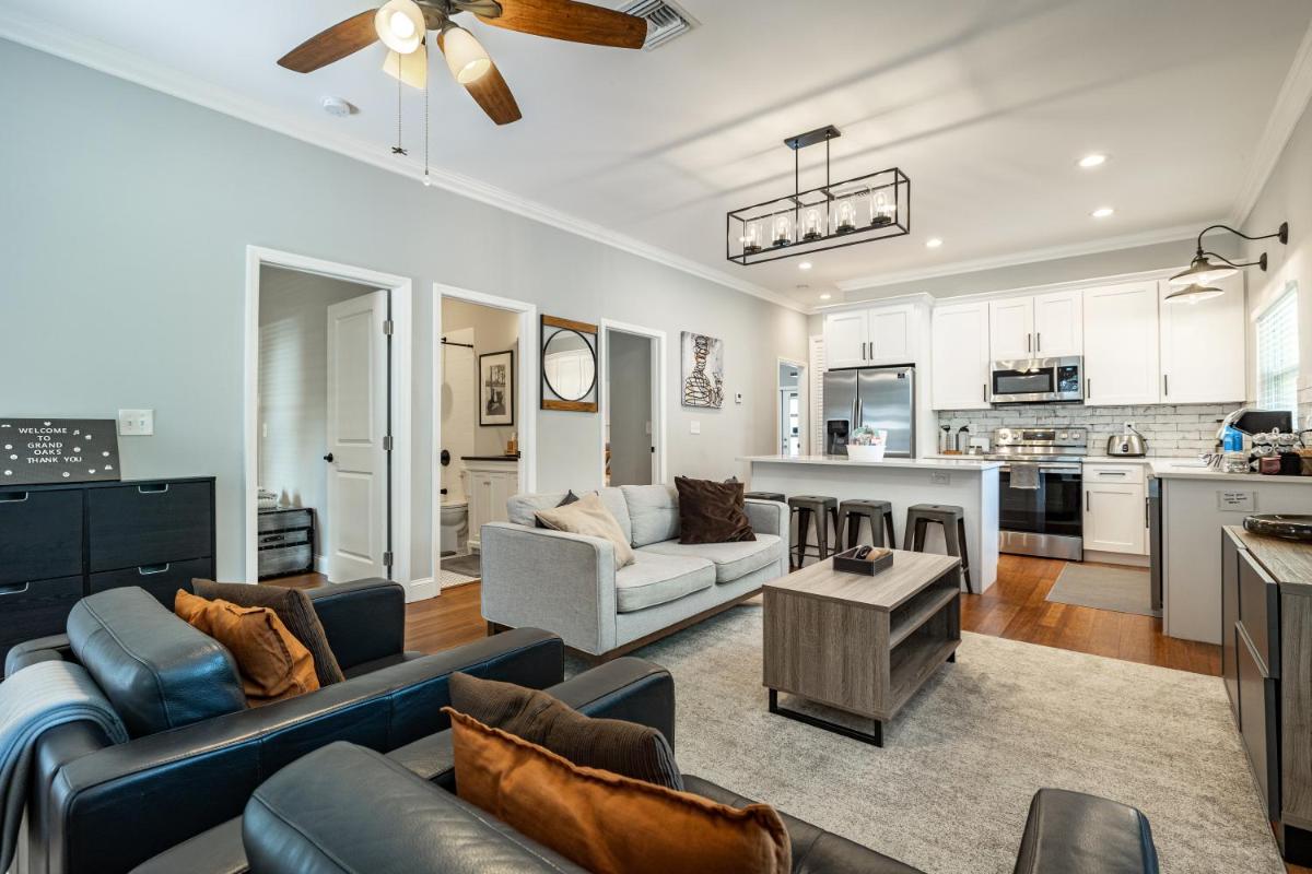 Grand Oaks Bungalow in the Heights - Housity