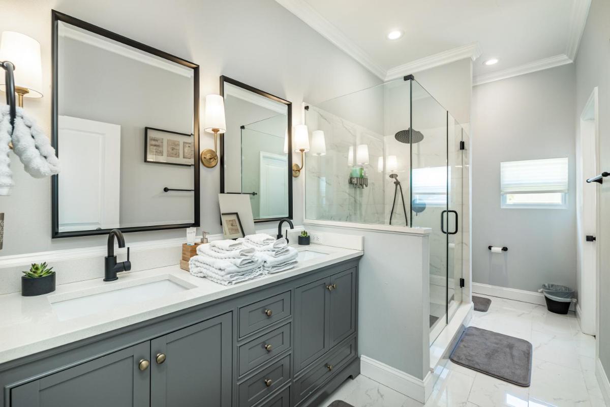 Grand Oaks Bungalow in the Heights - Housity