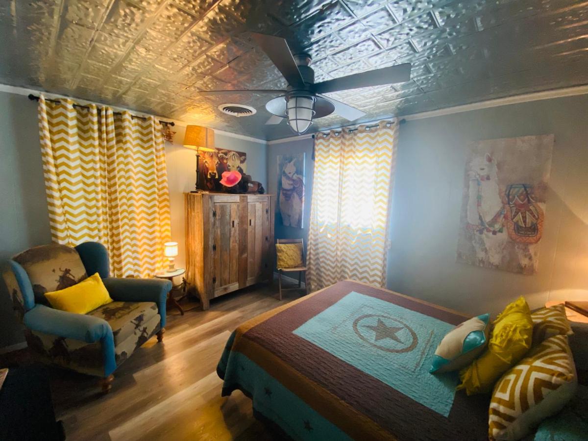 Pecan St. Parlor Haus Downtown Bandera, TX - Housity