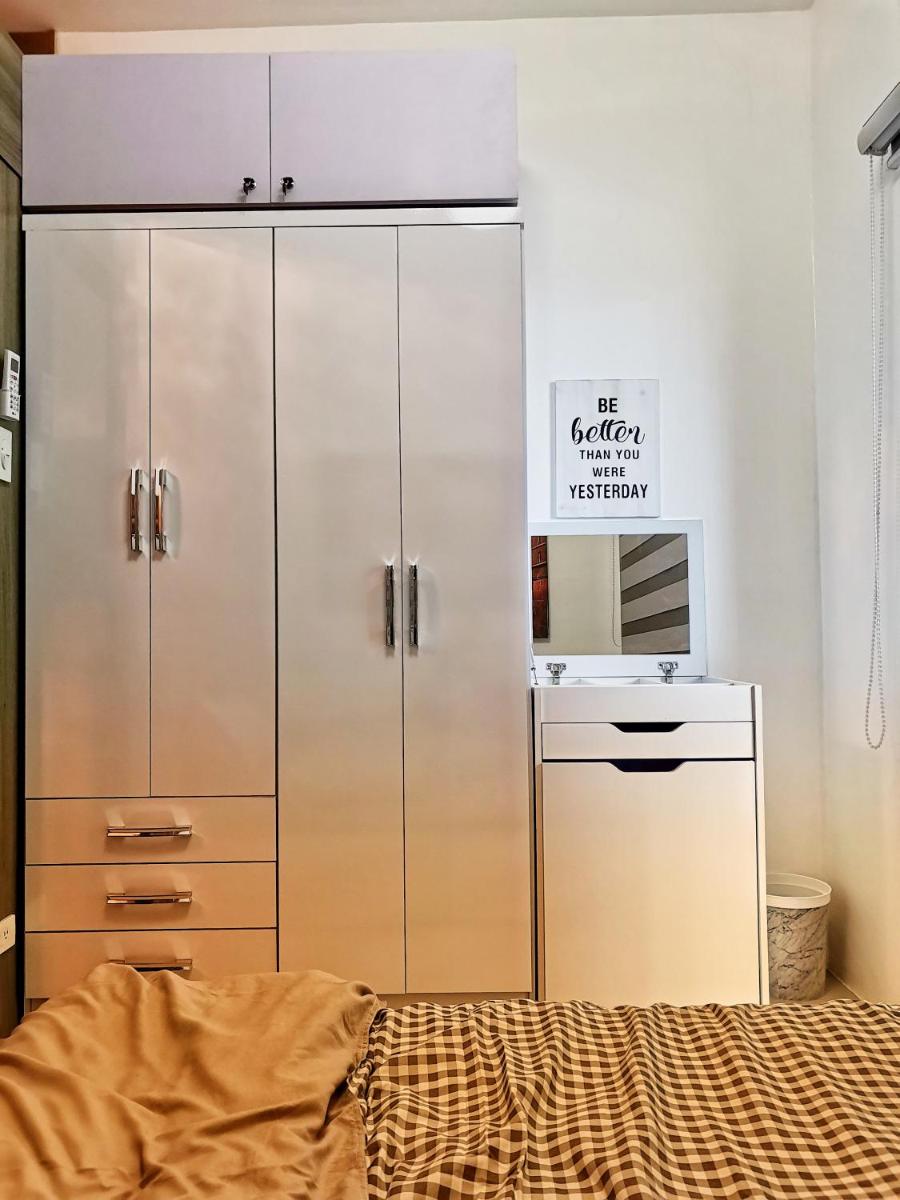 Suitetrails - Stylish 1 Bedroom Condo Unit with Perfect Pool View Balcony at Fame Residences