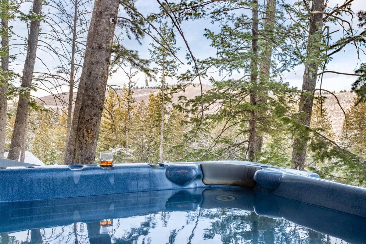 Treetop by AvantStay Rustic Secluded Cabin w Views in Summit Park - Housity