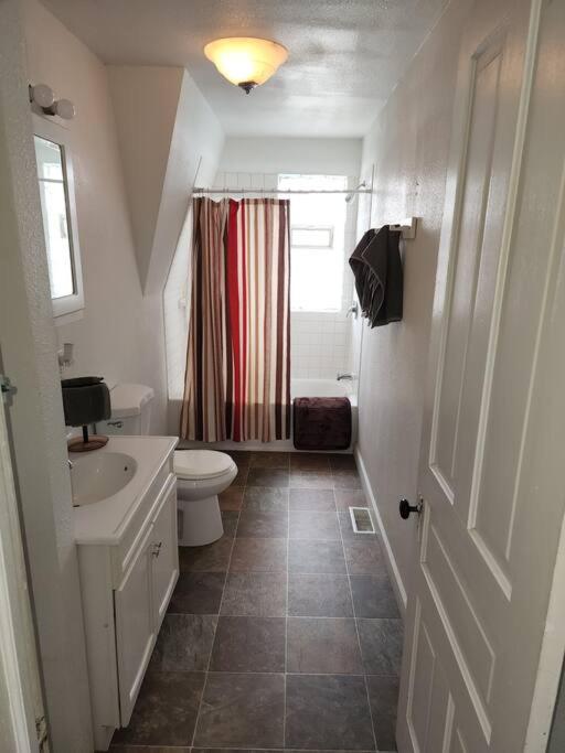 Cozy, enjoyable home ready for your stay. - Housity
