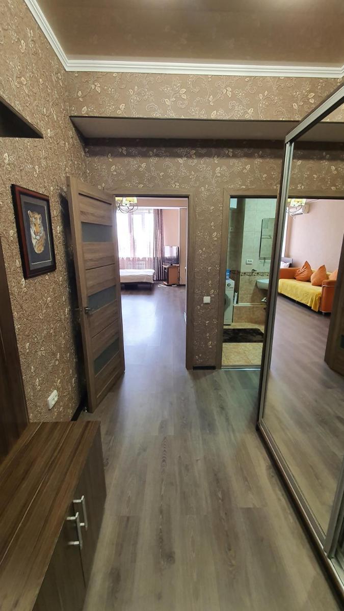 Orange apartment with panoramic view - Housity