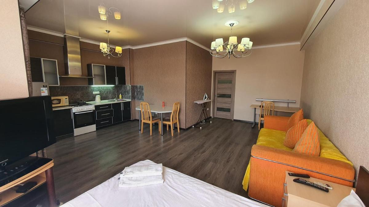 Orange apartment with panoramic view - Housity