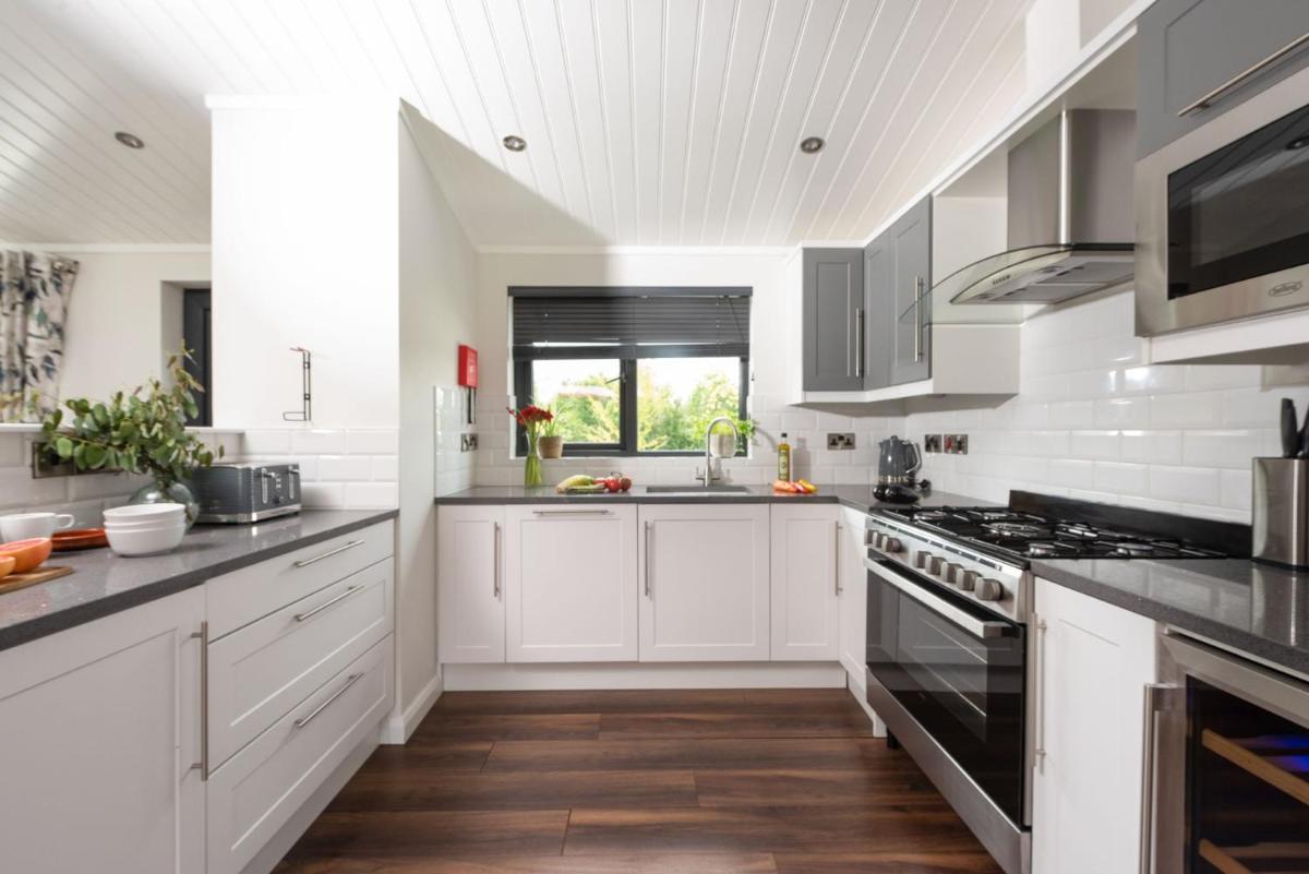 Blossom Lodge, 1 Roadford Lake Lodges - Housity