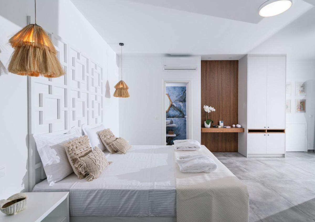 Sea View Luxury Villa White in Blue - Housity