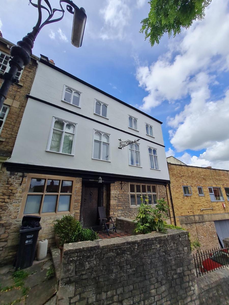 Suitetrails - ENTIRE TOP FLOOR HISTORIC BUILDING CENTRE OF FROME The Old Church House