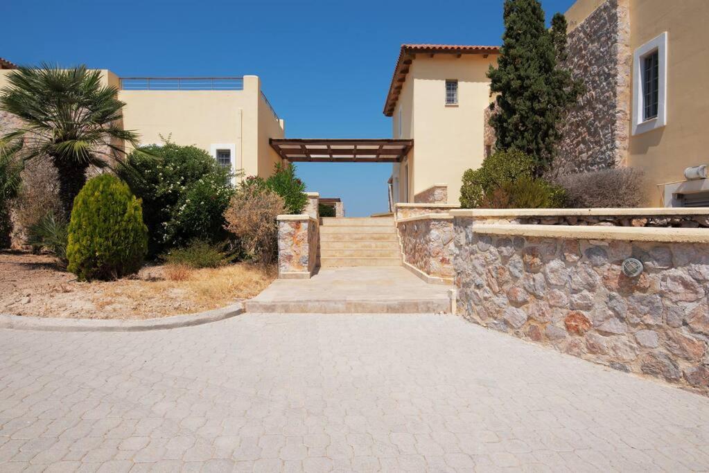On the Water Villa & Pool - Housity